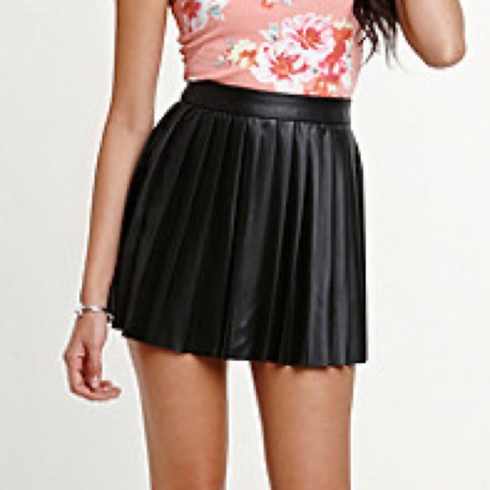 Kendall and kylie faux leather black pleated skirt with zip closure NWT